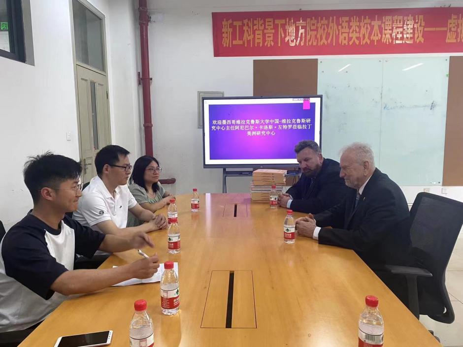 说明: 一群人坐在桌子前描述已自动生成